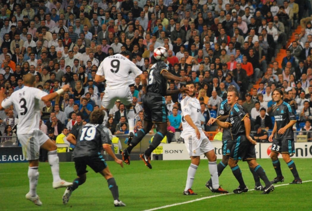 Artículo 3 - Los movimientos en los carriles laterales y las incursiones centrales de los dos interiores del mediocampo en la aplicación del 3-5-2 en fase de posesión de balón.